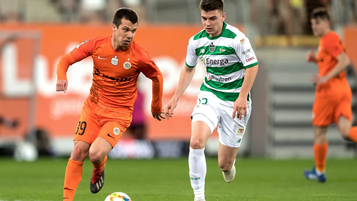 Lider piłkarskiej ekstraklasy Lechia Gdańsk przegrała na wyjeździe z KGHM Zagłębiem Lubin 1:2 w meczu kończącym 24. kolejkę rozgrywek. Jej przewaga nad drugą w tabeli, broniącą tytułu Legią Warszawa zmalała z siedmiu do czterech punktów.