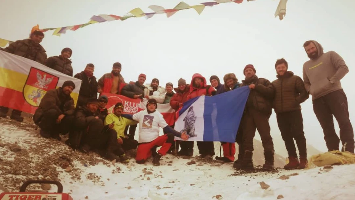 Paweł Dunaj zakończył udział w zimowej wyprawie na K2 (8611 m). Białostoczanin brał udział w międzynarodowej ekspedycji, której liderem jest Bask Alex Txikon. Dunaj we wtorek opuścił bazę i poleciał śmigłowcem do miasta Skardu. Podjął decyzję o powrocie do kraju z powodu odmrożeń twarzy i palców u rąk, których nabawił się podczas ostatniego wyjścia i noclegu w obozie na wysokości około 6500 metrów.
