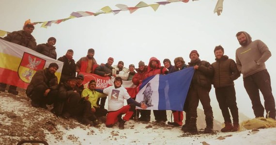 Paweł Dunaj zakończył udział w zimowej wyprawie na K2 (8611 m). Białostoczanin brał udział w międzynarodowej ekspedycji, której liderem jest Bask Alex Txikon. Dunaj we wtorek opuścił bazę i poleciał śmigłowcem do miasta Skardu. Podjął decyzję o powrocie do kraju z powodu odmrożeń twarzy i palców u rąk, których nabawił się podczas ostatniego wyjścia i noclegu w obozie na wysokości około 6500 metrów.