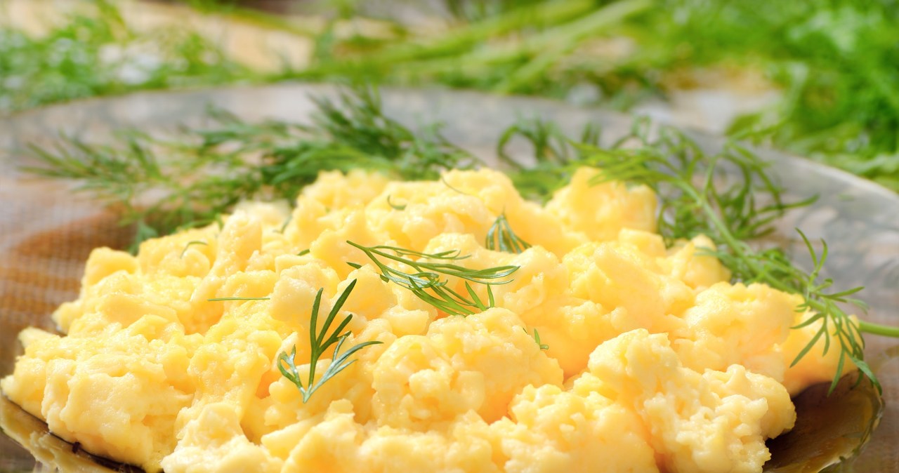 Sąsiadka zdradziła mi swój przepis na idealną jajecznicę. Już nigdy nie zrobię innej