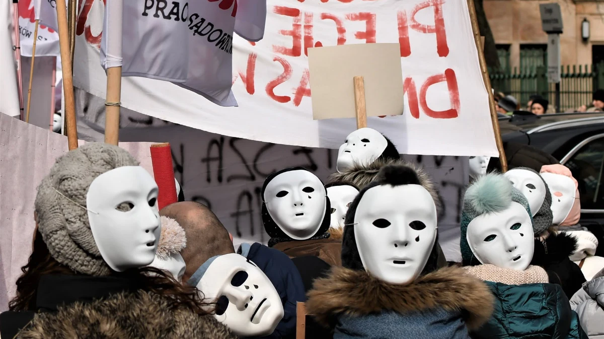 Kilka tysięcy pracowników sądów i prokuratur manifestuje na ulicach Warszawy, domagając się podwyżek płac: w tym roku jeszcze o 450 złotych na rękę. Na transparentach widać hasła jak "Dość pracy za grosze" czy "Nie jesteśmy niewidzialni", a na twarzach protestujących… teatralne, płaczące maski. To - jak mówią pracownicy sądów i prokuratur - ironiczny komentarz do ich sytuacji.