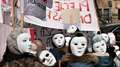 Setki płaczących masek. Protest pracowników sądów i prokuratur w Warszawie