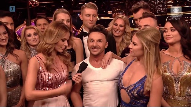 W pierwszym odcinku nie odpadła żadna z dwunastu rywalizujących par. Widzowie i fani show czekali na ten dzień z wytęsknieniem. „Dancing with the Stars. Taniec z Gwiazdami” znów bawi i wzrusza na antenie Polsatu, a nowe gwiazdy gwarantują, że 9. sezon zapamiętamy na długo! 