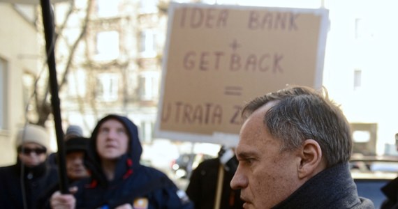 "Jestem spokojny o wynik badania wykrywaczem kłamstw; bardzo cieszę się, że do tego badania doszło" - powiedział biznesmen Leszek Czarnecki po wyjściu z warszawskiej prokuratury. Badanie wariograficzne trwało około pięciu godzin.