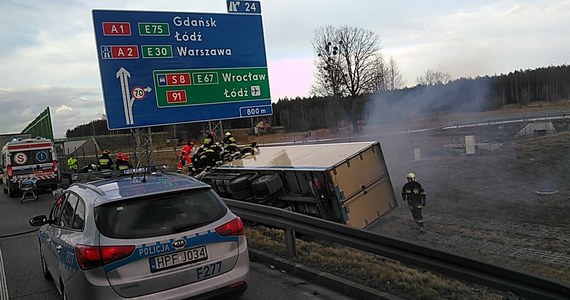 Groźny wypadek na łódzkim odcinku autostrady A1 w Tuszynie. Ciężarówka wypadła z jezdni.