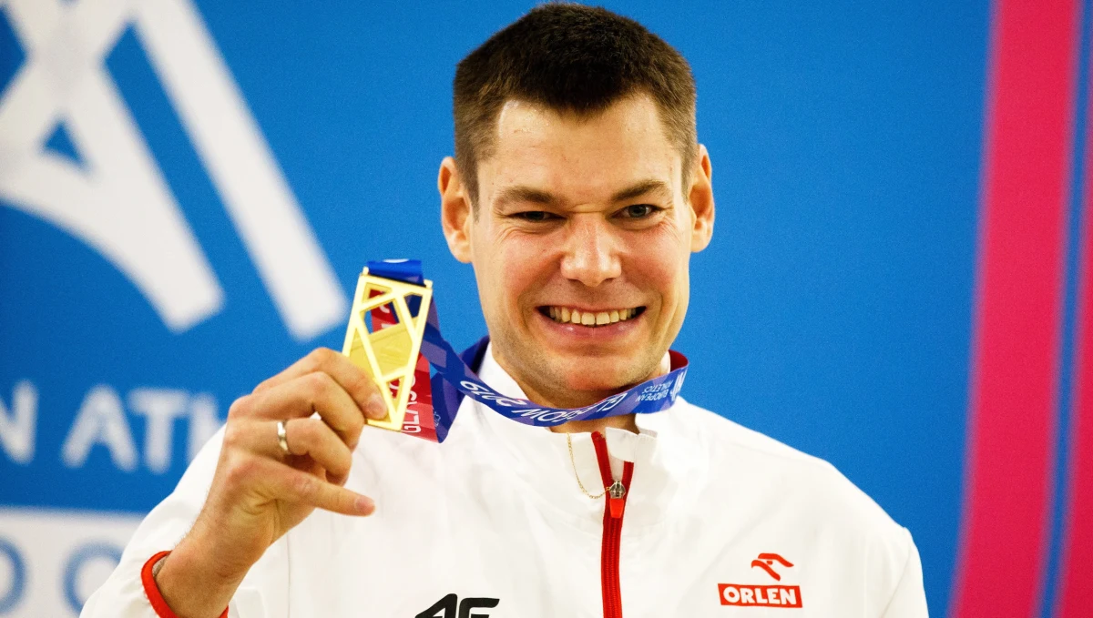 Nie Piotr Lisek, a Paweł Wojciechowski został halowym mistrzem Europy w skoku o tyczce. To nieco zaskakujące wydarzenie ucieszyło kibiców i udowodniło, że polska tyczka jest wysoko w światowej hierarchii. Sam Wojciechowski przeżywa dziś drugi szczyt formy w swojej karierze i w rozmowie z Pawłem Pawłowskim z redakcji sportowej RMF FM deklaruje, że będzie chciał ten szczyt utrzymać aż do jesiennych mistrzostw świata na otwartym stadionie.