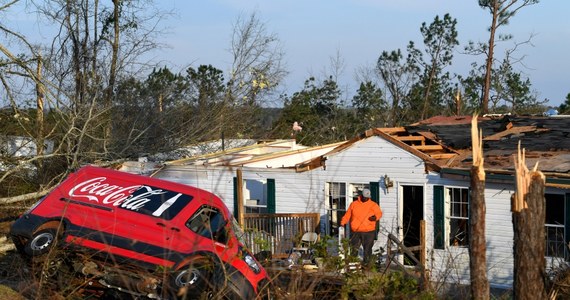 Aż 23 osoby nie żyją po przejściu tornad, jakie spustoszyły stan Alabama, 8 wciąż uznaje się za zaginione. Prawie wszystkie ofiary zostały najprawdopodobniej zaskoczone we śnie. Wśród zmarłych jest także siedmioosobowa rodzina, w tym czworo dzieci. Ofiary w wieku od 6 do 89 lat znaleziono w pobliżu ich domów.