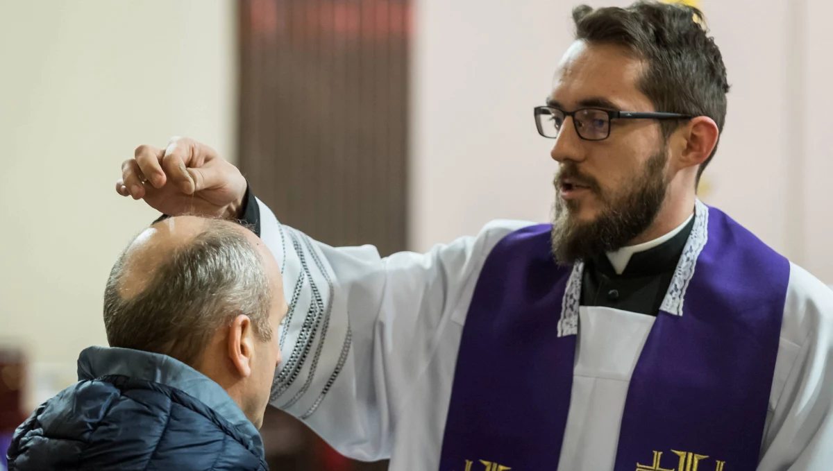 Dziś w Kościele katolickim rozpoczyna się trwający 40 dni okres Wielkiego Postu, nawiązujący do czterdziestodniowego pobytu Chrystusa na pustyni, podczas którego Jezus pościł i był kuszony przez szatana. Dla wiernych jest on wezwaniem do pokuty, nawrócenia i przemiany życia oraz okresem przygotowania do największej chrześcijańskiej uroczystości – świąt Wielkiej Nocy.