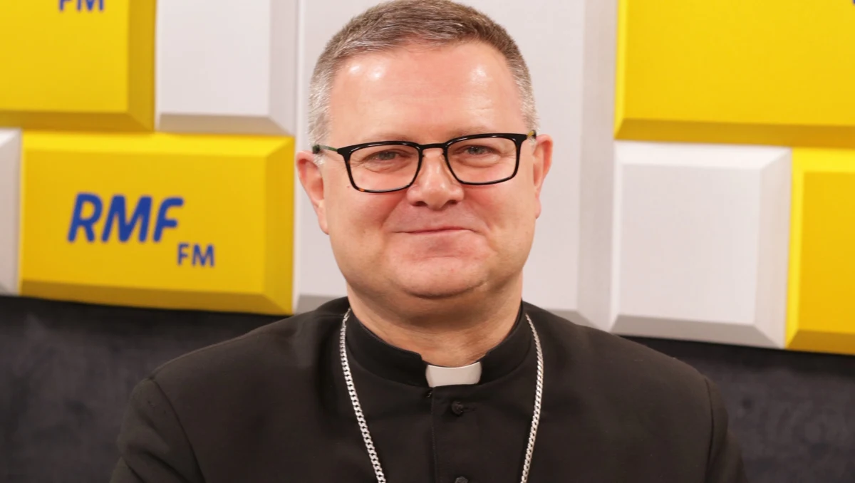 "To jest niezwykle  trudna sprawa, bo on (pomnik – przyp. red.) został postawiony przez ludzi, przez komitet społeczny. Władze wyraziły zgodę na to i postawiono pomnik kapelanowi Solidarności. Taki jest zresztą napis na dole, na tym pomniku. Teraz pojawiają się zarzuty, bardzo poważne. Jeśli one są prawdziwe, to nie powinien stać" - przyznaje w Porannej rozmowie w RMF FM  bp Wiesław Śmigiel. "Tylko jak to teraz zweryfikować? My musimy unikać hejtu. Wokół tego wydarzenia jest mnóstwo hejtu. My chcemy tego unikać. Chcemy dojść do prawdy" - zapewnił gość Roberta Mazurka. "W tej kampanii (wyborczej – przyp. red.) Kościół zachowa neutralność - tak jak powinno być" - twierdzi biskup. „Kościół od dawna zachowuje neutralność, takie jest moje przekonanie” - dodaje toruński biskup diecezjalny.