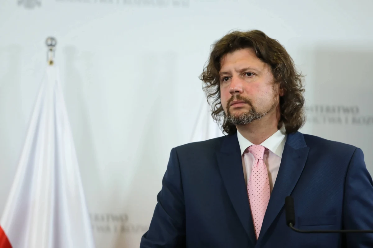 Krajowy Ośrodek Wsparcia Rolnictwa bez szefa. We wtorek rezygnację z funkcji dyrektora generalnego złożył Piotr Serafin. Dymisja błyskawicznie została przyjęta przez premiera Mateusza Morawieckiego. 