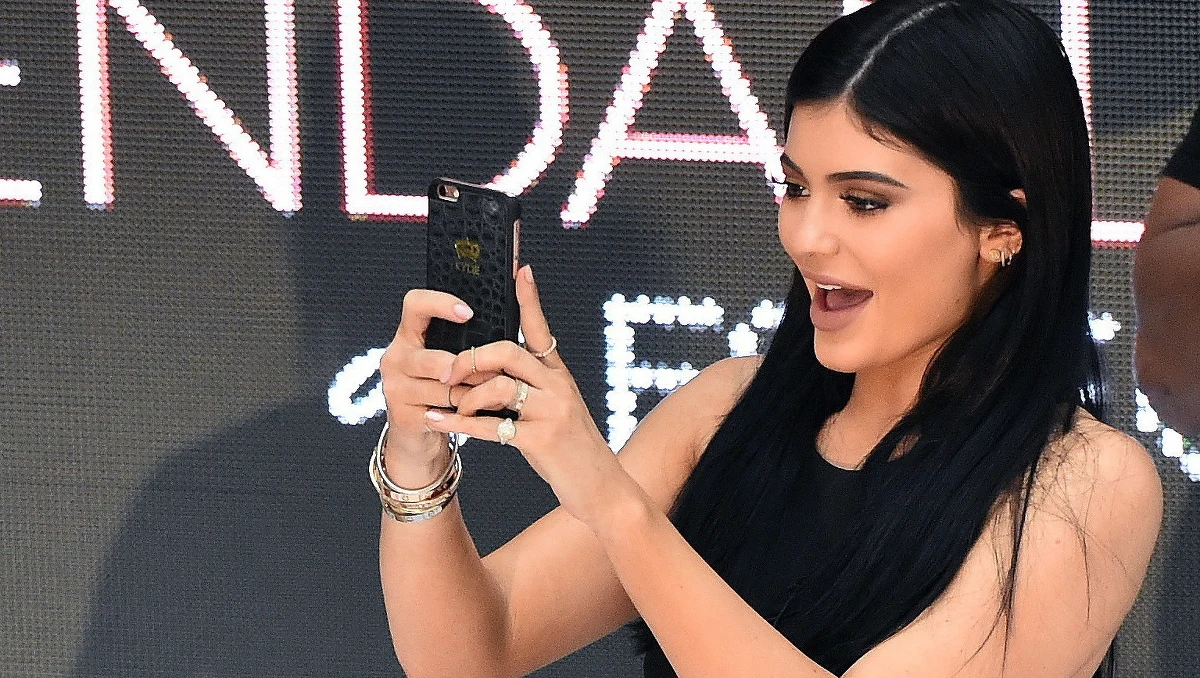 Ma zaledwie 21 lat, a już jest miliarderką. Kylie Jenner trafiła na listę najbogatszych ludzi na świecie przygotowywaną co roku przez magazyn "Forbes". Jenner wyprzedziła tym samym założyciela Facebooka Marca Zuckerberga, który po raz pierwszy trafił na listę "Forbesa" w wieku 23 lat.