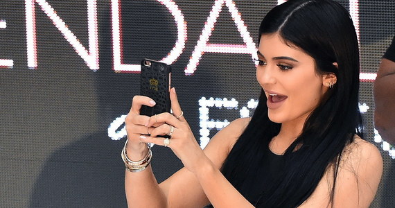 Ma zaledwie 21 lat, a już jest miliarderką. Kylie Jenner trafiła na listę najbogatszych ludzi na świecie przygotowywaną co roku przez magazyn "Forbes". Jenner wyprzedziła tym samym założyciela Facebooka Marca Zuckerberga, który po raz pierwszy trafił na listę "Forbesa" w wieku 23 lat.