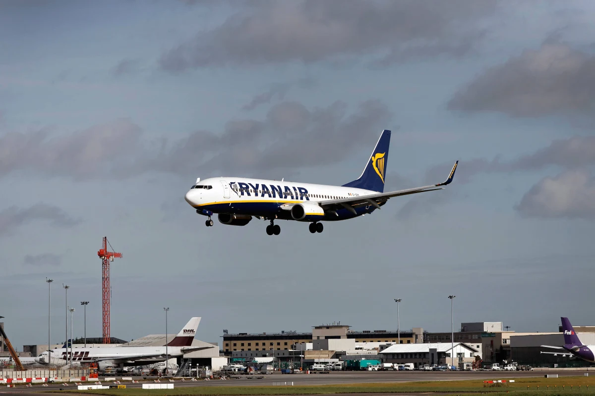 Scotland Yard bada ślad irlandzki w śledztwie dotyczącym kopert z ładunkami zapalającymi, które wysłano wczoraj na adresy dwóch londyńskich portów lotniczych i stacji kolejowej.