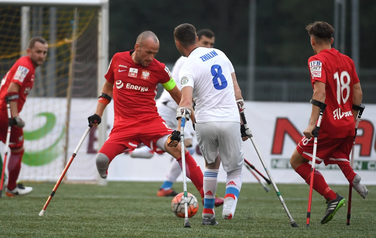 Kraków zorganizuje w 2020 roku mistrzostwa Europy w amp futbolu. Po ogłoszeniu oficjalnej decyzji w naszej reprezentacji zapanowała euforia. "Przyjedzie do nas 15 reprezentacji z całej Europy. Będą mogli zobaczyć Polską, Kraków. To świetna rzecz. Kibice wreszcie będą mogli na żywo obejrzeć tak dużą imprezę"- mówi w RMF FM kapitan naszej amp futbolowej reprezentacji Przemysław Świercz i dodaje, że w Krakowie Polacy będą chcieli zdobyć złoty medal, choć silnych rywali na turnieju na pewno nie zabraknie. "Ten turniej to świetna okazja, by pokazać, że amp futbol to widowiskowa i ciekawa dyscyplina sportu" – podkreśla Świercz. 