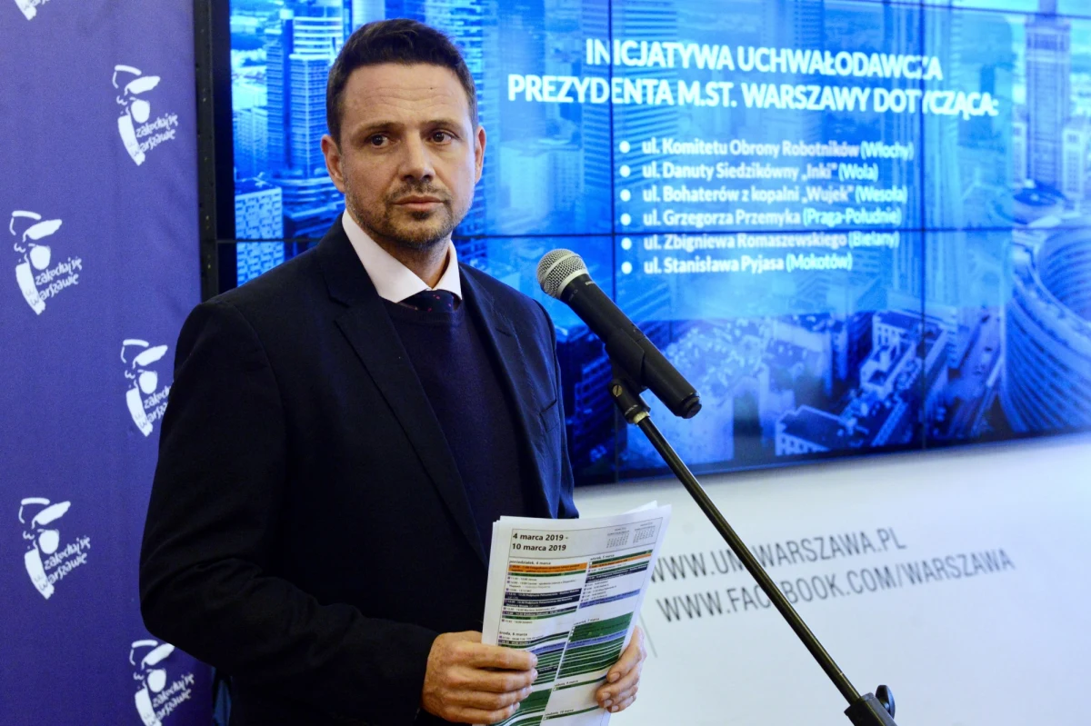 "Romaszewski, Siedzikówna "Inka", Komitet Obrony Robotników, Bohaterowie z kopalni Wujek, Przemyk i Pyjas powinni być patronami warszawskich ulic" - powiedział prezydent Warszawy Rafał Trzaskowski. Kwestia upamiętnienia Lecha Kaczyńskiego została odłożona w czasie.