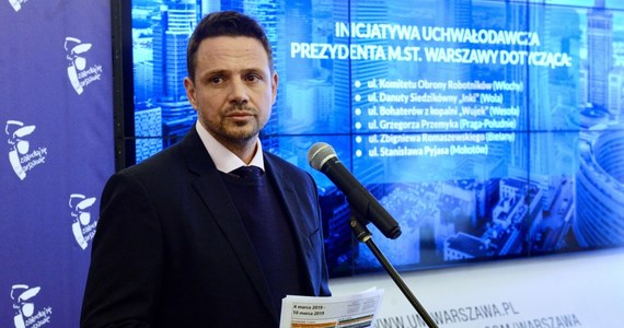 "Romaszewski, Siedzikówna "Inka", Komitet Obrony Robotników, Bohaterowie z kopalni Wujek, Przemyk i Pyjas powinni być patronami warszawskich ulic" - powiedział prezydent Warszawy Rafał Trzaskowski. Kwestia upamiętnienia Lecha Kaczyńskiego została odłożona w czasie.