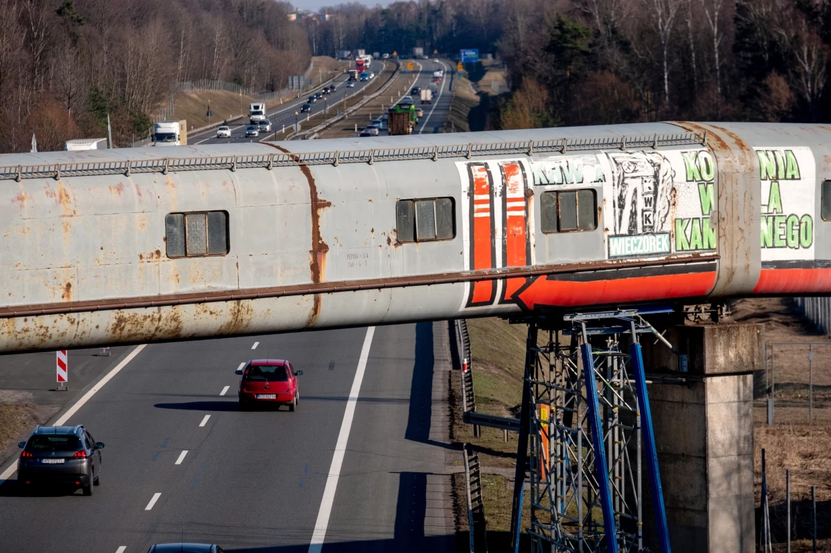 Będą poważne utrudnienia na autostradzie A4 na granicy Katowic i Mysłowic na Śląsku. Wszystko z powodu demontażu starego, kopalnianego taśmociągu, który biegnie nad tą drogą.