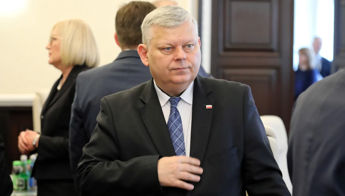 To był impuls po burzliwych obradach Konwentu Seniorów. Nie byłem w stanie tolerować tego, że posłowie PO-KO wykorzystując swój immunitet, łamią prawo, dlatego zabrałem tablicę sprzed gabinetu klubu PO-KO - powiedział PAP szef gabinetu politycznego premiera Marek Suski, odnosząc się do tego, że zabrał tablicę z "układem Kaczyńskiego".