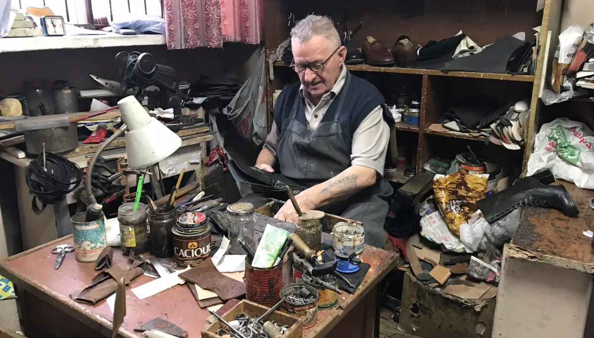 Piwna 13. Ten adres każdy mieszkaniec warszawskiego Starego Miasta zna na pamięć. Od kilkudziesięciu lat buty naprawia tam Tadeusz Kuciński. "Być może będę musiał zamknąć zakład" - mówi RMF FM rzemieślnik. Miesięczny czynsz wzrósł siedem lat temu. "Kiedyś płaciłem 200-300 złotych, a teraz 700" - skarży się pan Tadeusz. Kamienica w której mieści się zakład, należy do miasta.