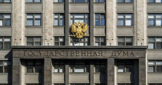 ​Niższa izba parlamentu Rosji, Duma Państwowa, przyjęła w drugim czytaniu projekt ustawy przewidujący kary za rozpowszechnianie w mediach fałszywych informacji ("fake news"). Do projektu wprowadzono poprawki, które znacznie zaostrzają te kary.