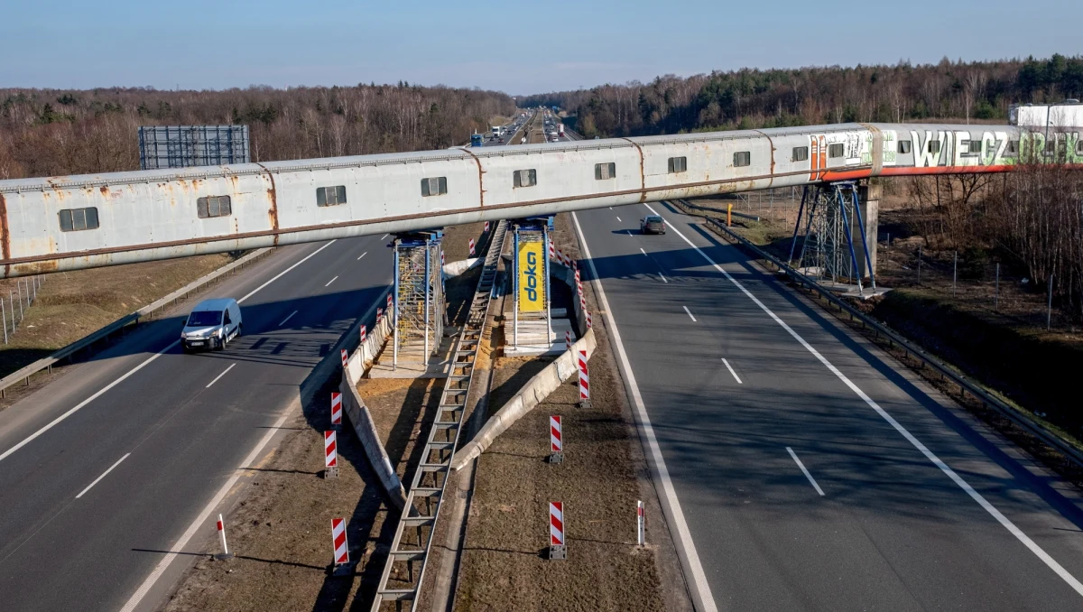 To jedno z najbardziej charakterystycznych miejsc na śląskim odcinku autostrady A4. Każdy kierowca kojarzy przejazd pod biegnącym nad autostradą taśmociągiem z charakterystycznym, zielonym napisem "KWK Wieczorek". Właśnie rozpoczęła się jego rozbiórka.