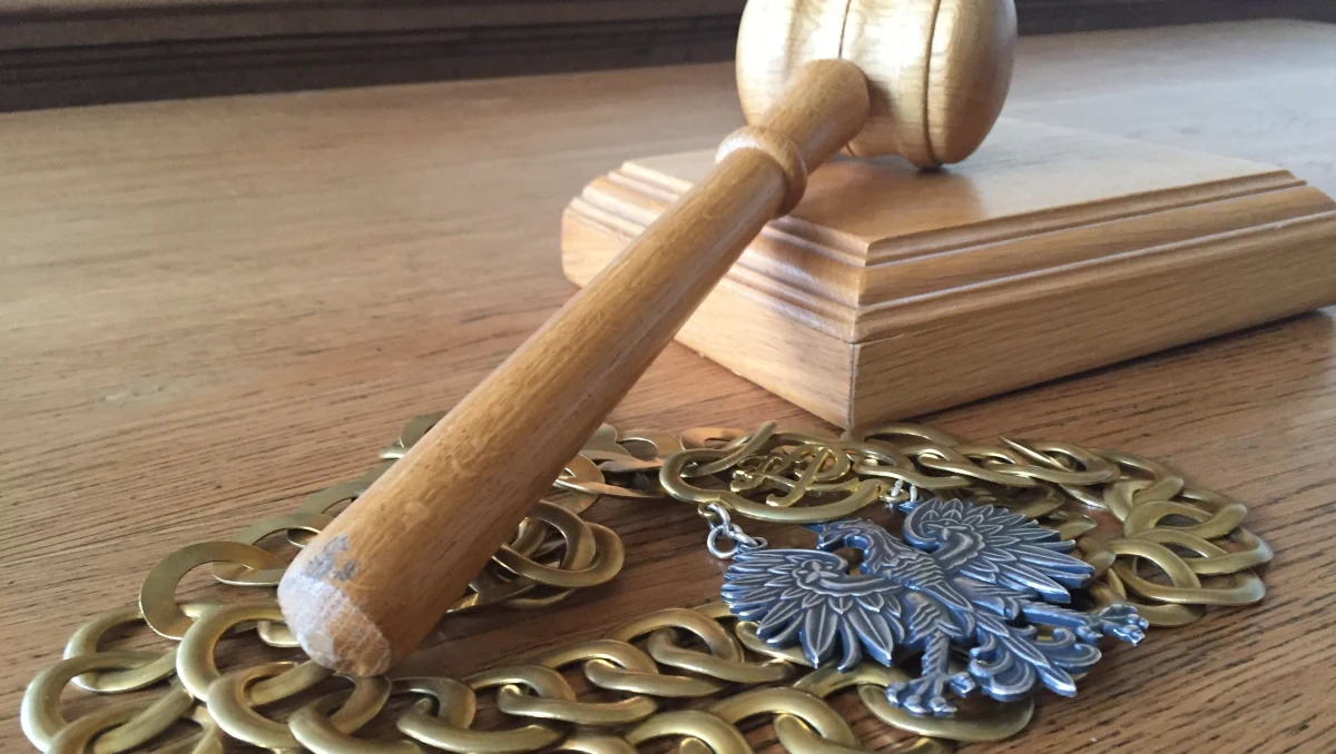 Nawet w najmniejszych sądach rejonowych, liczących mniej niż 10 sędziów, powstać mają stanowiska wiceprezesów sądów - ustalił Onet. Takie są plany Ministerstwa Sprawiedliwości, którego przedstawiciele - zanim doszli do władzy - głośno krytykowali nadmiar stanowisk "funkcyjnych" i zbyt małą ilość sędziów "do pracy". Teraz zaś te dodatkowe funkcje - zdaniem części sędziów, kompletnie niepotrzebne - tworzą sami rządzący. „Powstają fuchy dla swoich” - mówi Sędzia Katarzyna Wesołowska-Zbudniewek z łódzkiego SO.