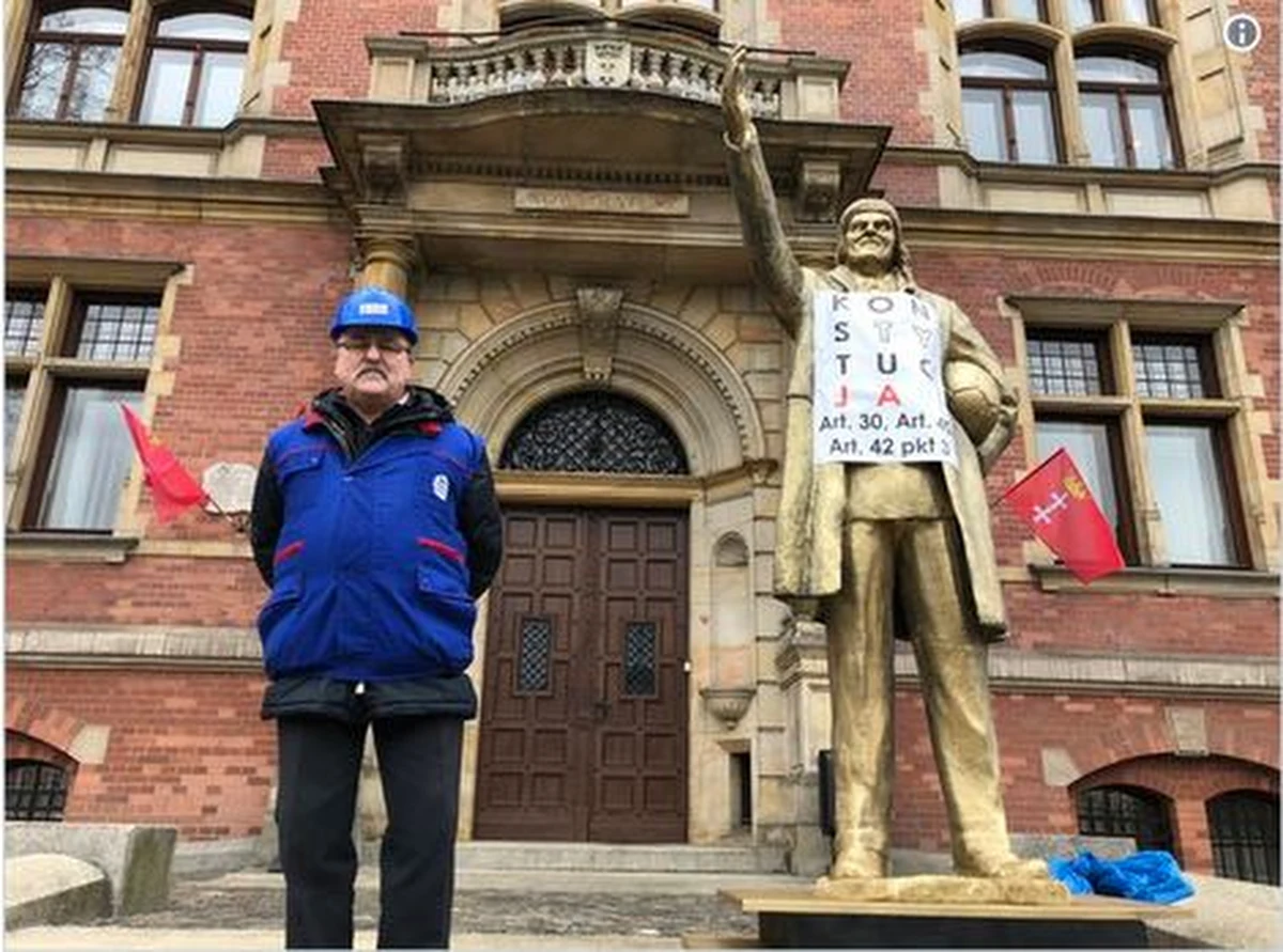 Dziś radni Gdańska zdecydują, co dalej z tytułem honorowego obywatela dla księdza Henryka Jankowskiego i co stanie się z jego pomnikiem, stojącym na skwerze w Gdańsku. Kilka dni temu Aleksandra Dulkiewicz, która wygrała wybory na prezydenta miasta, mówiła w rozmowie z Marcinem Zaborskim, że miejsce pomnika księdza prałata Henryka Jankowskiego jest na terenie prywatnym, a nie w przestrzeni publicznej. Rano, przed budynkiem rady miasta, pojawił się za to słynny "Złoty Donek". Ustawili go związkowcy z Solidarności. 