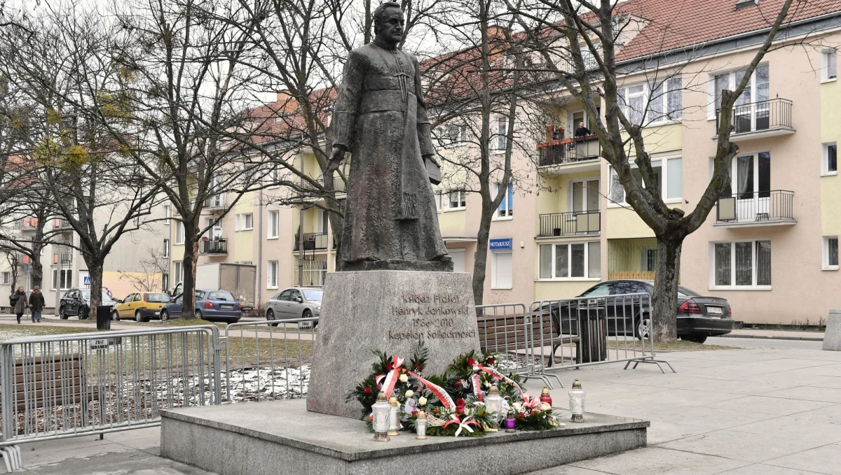 Rada Miasta Gdańska podjęła uchwałę o odebraniu tytułu Honorowego Obywatela Miasta Gdańska ks. Henrykowi Jankowskiemu. W głosowaniu zdecydowali też, że pomnik byłego kapelana "Solidarności" zostanie rozebrany. To efekt wiadomości medialnych, według których ks. Jankowski miał stosować przemoc seksualną wobec nieletnich. Decyzją radnych oburzona jest stoczniowa Solidarność.