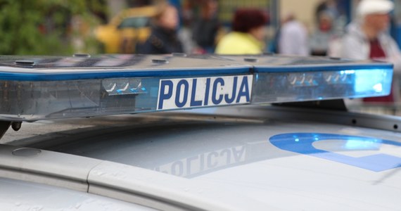 ​Policja i prokuratura wyjaśniają okoliczności śmierci policjanta w Przysusze na Mazowszu. Rano ciało mężczyzny znaleźli na ulicy przechodnie.