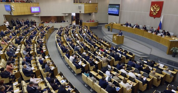 Niższa izba parlamentu Rosji, Duma Państwowa, uchwaliła ustawę przewidującą kary za rozpowszechnianie w internecie nieprawdziwych wiadomości (fake newsów). Duma przyjęła także ustawę o karaniu za znieważanie władz w internecie. 