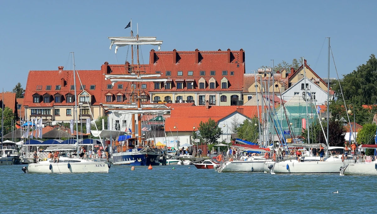 Podczas przebudowy promenady w mazurskich Mikołajkach natrafiono na leżący na dnie jeziora pocisk artyleryjski. Na czas zaplanowanej na piątek akcji usuwania niewybuchu władze miejskie zarządziły ewakuację mieszkańców kilkudziesięciu pobliskich budynków.