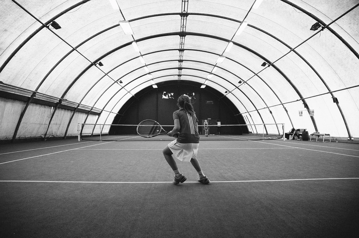 Niewidomi tenisiści z Polski zbierają pieniądze na wyjazd na mistrzostwa świata. Czterech reprezentantów i ich trener chce wyjechać na mundial do Hiszpanii. Potrzebne jest im 20 tysięcy złotych. "Mamy kort, mamy rakiety, a to, co jest bardzo istotne, to specjalna piłka dla niewidomych tenisistów, która kosztuje 50 złotych i zużywa się bardzo szybko. Nasze hasło brzmi: nie widzimy przeszkód" - podkreśla w rozmowie z RMF FM Małgorzata Szumowska ze stowarzyszenia Blind Tennis Polska. Na razie udało się zebrać 30 procent kwoty potrzebnej na wyjazd.