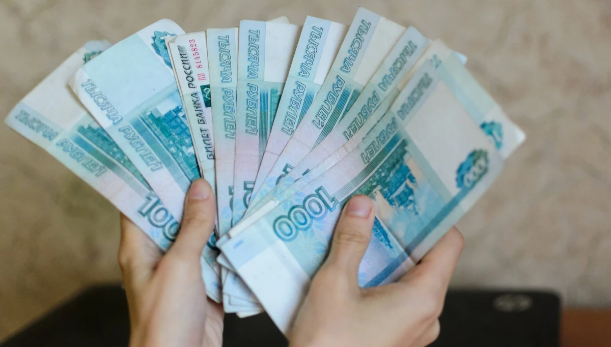 ​W Rosji najszybciej na świecie przybywa milionerów i miliarderów. Ich liczba mimo kryzysu będzie rosła przez najbliższe lata i wzrośnie o jedną czwartą. W 2023 roku w Rosji będzie żyło 124 miliarderów oraz blisko 2 tysiące osób z majątkiem powyżej 30 milionów dolarów - wynika z badań. Tylko w poprzednim roku liczba rosyjskich miliarderów zwiększyła się o 7 procent.