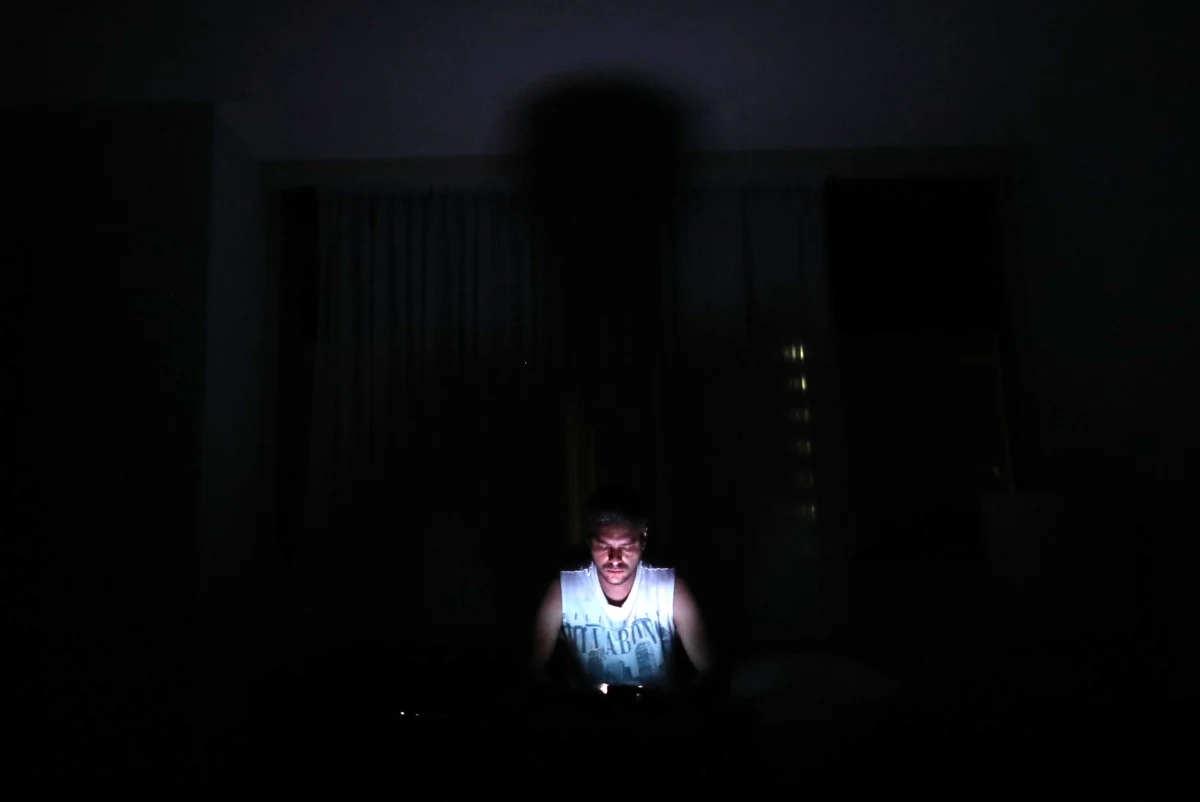 Przerwanie dostaw prądu spowodowało, że w ciemnościach pogrążyła się w czwartek wieczorem czasu miejscowego znaczna część Wenezueli. Jak informują lokalne media, chaos komunikacyjny panuje w stolicy kraju, Caracas.