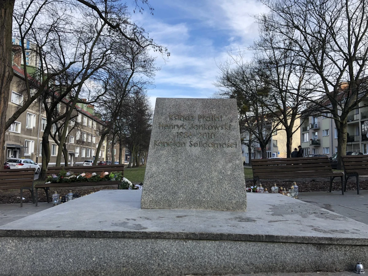 Na zlecenie społecznego komitetu budowy pomnika ks. prałata Henryka Jankowskiego w Gdańsku zdemontowano w piątek rano monument. W czwartek Rada Miasta Gdańska podjęła uchwałę o rozbiórce pomnika. Fundatorzy zdecydowali się jednak sami go usunąć.