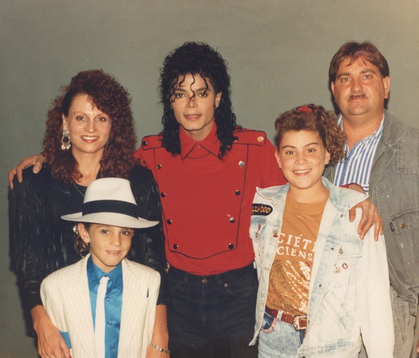 Zwierzenia dwóch mężczyzn, którzy w dzieciństwie poznali króla muzyki pop Michaela Jacksona i utrzymują, że byli przez niego wykorzystywani seksualnie, przedstawia dwuczęściowy dokument "Leaving Neverland" w reż. Dana Reeda. Film można oglądać od piątku, 8 marca, w HBO GO.