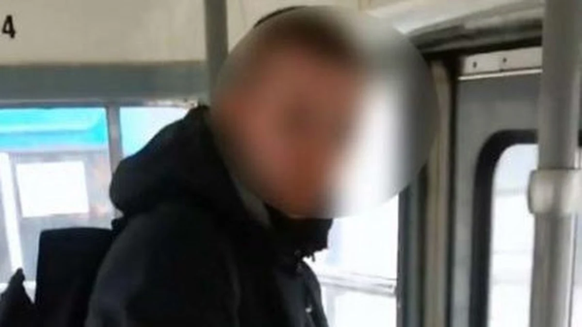 Krakowska policja ujęła mężczyznę, który w tramwaju pobił współpasażera za… zwrócenie mu uwagi za palenie papierosa. Ofiara opublikowała wizerunek sprawcy na Facebooku, post był szeroko udostępniany.