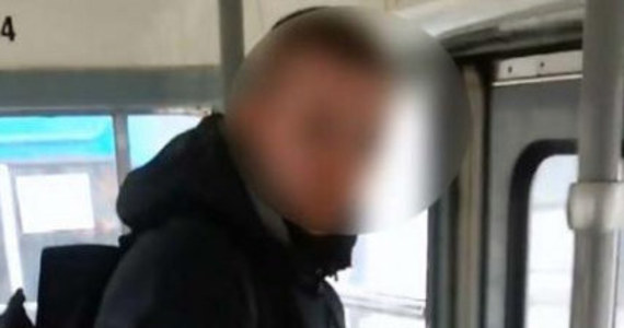 Krakowska policja ujęła mężczyznę, który w tramwaju pobił współpasażera za… zwrócenie mu uwagi za palenie papierosa. Ofiara opublikowała wizerunek sprawcy na Facebooku, post był szeroko udostępniany.