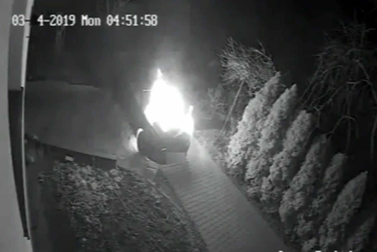 Dramatyczne wydarzenia z Będzina w Śląskiem. Podpalając samochód młody mężczyzna podpalił też samego siebie. Mężczyzna płonął, jak pochodnia. Teraz jest w szpitalu.