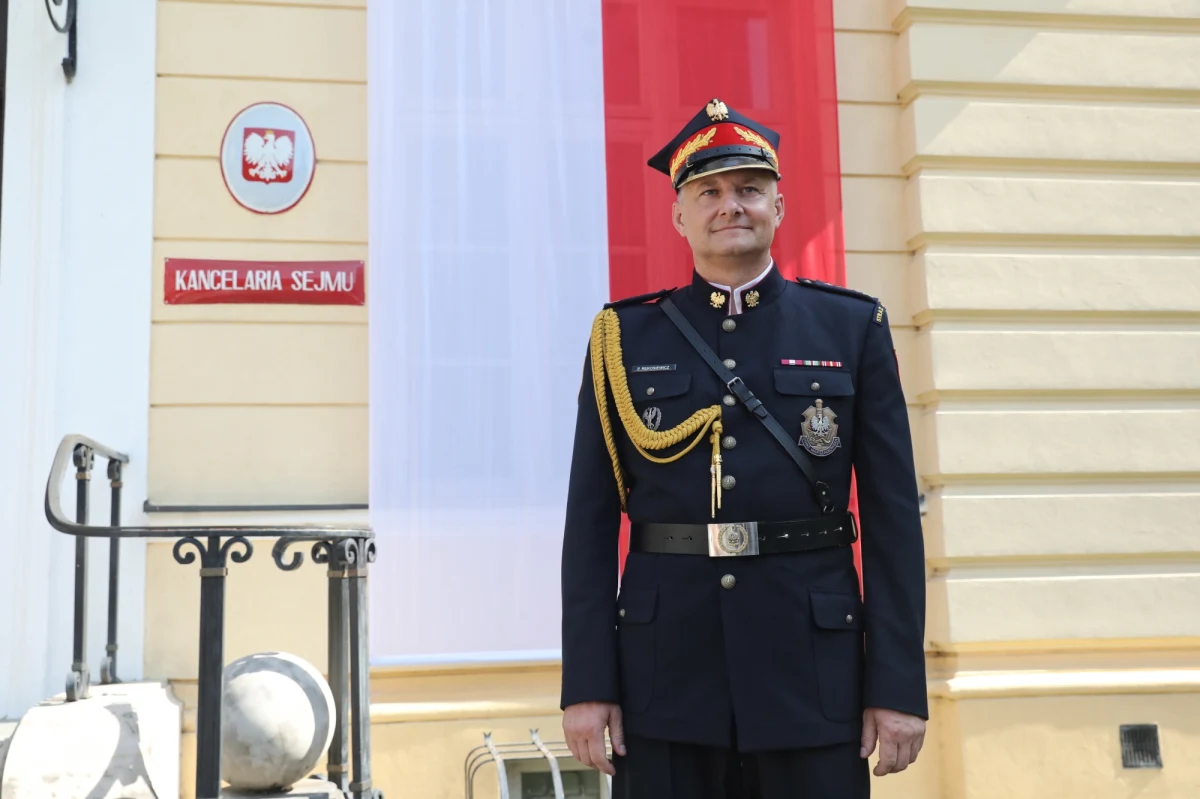 Straż Marszałkowska nie chciała przejąć odpowiedzialności za działanie Marka Suskiego, i to jest prawdziwy powód wczorajszego odwołania jej komendanta. Z naszych nieoficjalnych ustaleń wynika, że Straż nie tyle nie chciała aresztować kolejnej tablicy z tzw. "Układem Kaczyńskiego" wystawionej w budynku przez posłów PO. Nie chciała jej przejąć w depozyt od PiS. Różnica niby niewielka, ma jednak istotne znaczenie.