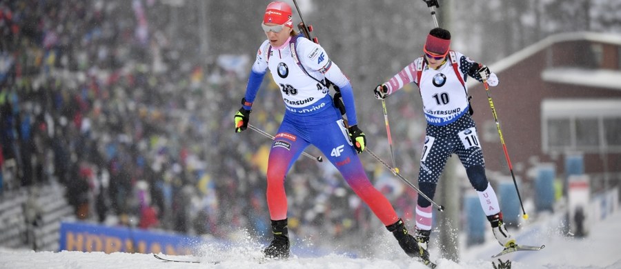 Trzykrotna mistrzyni olimpijska w biathlonie Anastasiya Kuzmina wywalczyła pierwszy w karierze złoty medal mistrzostw świata. W piątek w Oestersund 34-letnia reprezentantka Słowacji wygrała sprint na 7,5 km. Polki zajęły odległe lokaty.