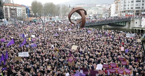 Prawie 6 mln osób wzięło udział w całej Hiszpanii w piątkowych protestach w obronie praw kobiet. Organizatorem wydarzenia, tzw. strajku generalnego kobiet, są głównie organizacje feministyczne oraz związki zawodowe.