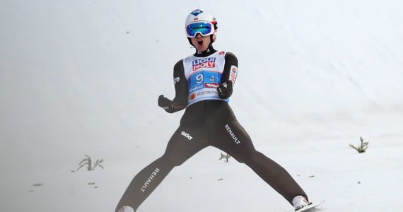 ​Kamil Stoch zajął drugie miejsce w kwalifikacjach przed niedzielnym konkursem Pucharu Świata w skokach narciarskich w Oslo. W pierwszej serii wystąpi komplet sześciu Polaków. W piątek najlepszy był Norweg Robert Johansson, który objął prowadzenie w cyklu Raw Air.