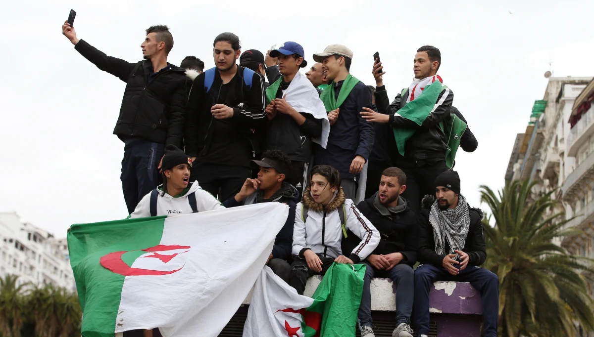 Algierska policja zatrzymała 195 osób biorących udział w demonstracjach - podała państwowa telewizja. Według niepotwierdzonych informacji dziennika "El Watan" około miliona osób wzięło udział w antyprezydenckich protestach w stolicy kraju, Algierze. 