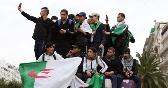 Algierska policja zatrzymała 195 osób biorących udział w demonstracjach - podała państwowa telewizja. Według niepotwierdzonych informacji dziennika "El Watan" około miliona osób wzięło udział w antyprezydenckich protestach w stolicy kraju, Algierze. 