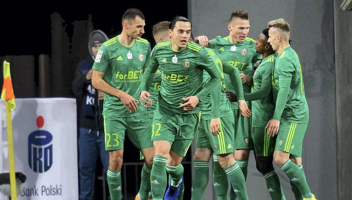 ​Wielki sukces Śląska Wrocław w starciu z Jagiellonią Białystok. W porównaniu do ostatniego spotkania z Górnikiem Zabrze w wyjściowej jedenastce brakowało w piątek tylko Marko Poletanovica, który pauzował za żółte kartki. W Śląsku nie było natomiast kontuzjowanego Mateusza Cholewiaka, a przede wszystkim Piotra Celebana, który wydawał się być pewniakiem w zespole "Wojskowych", ale tym razem usiadł na ławce rezerwowych. Brak lidera defensywy nie wpłynął źle na postawę gospodarzy.