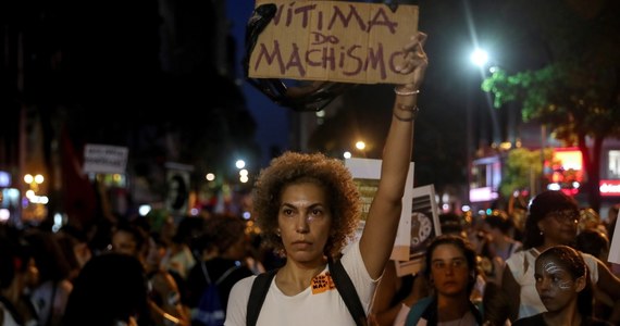 Tysiące osób, w większości kobiety, wyszło na ulice w kilku miastach Brazylii, demonstrując przeciwko nierówności płciowej i przemocy wobec kobiet. Krytykowano także rządy prawicowego prezydenta tego kraju Jaira Bolsonaro. Oskarżano go o seksizm.