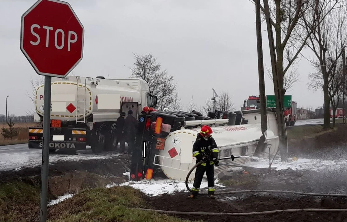Przez kilka godzin może być zablokowana droga krajowa nr 62 z Włocławka w stronę Inowrocławia w woj. kujawsko-pomorskim. W Osięcinach koło Radziejowa cysterna wypełniona paliwem wypadła z drogi i przewróciła się na bok. 