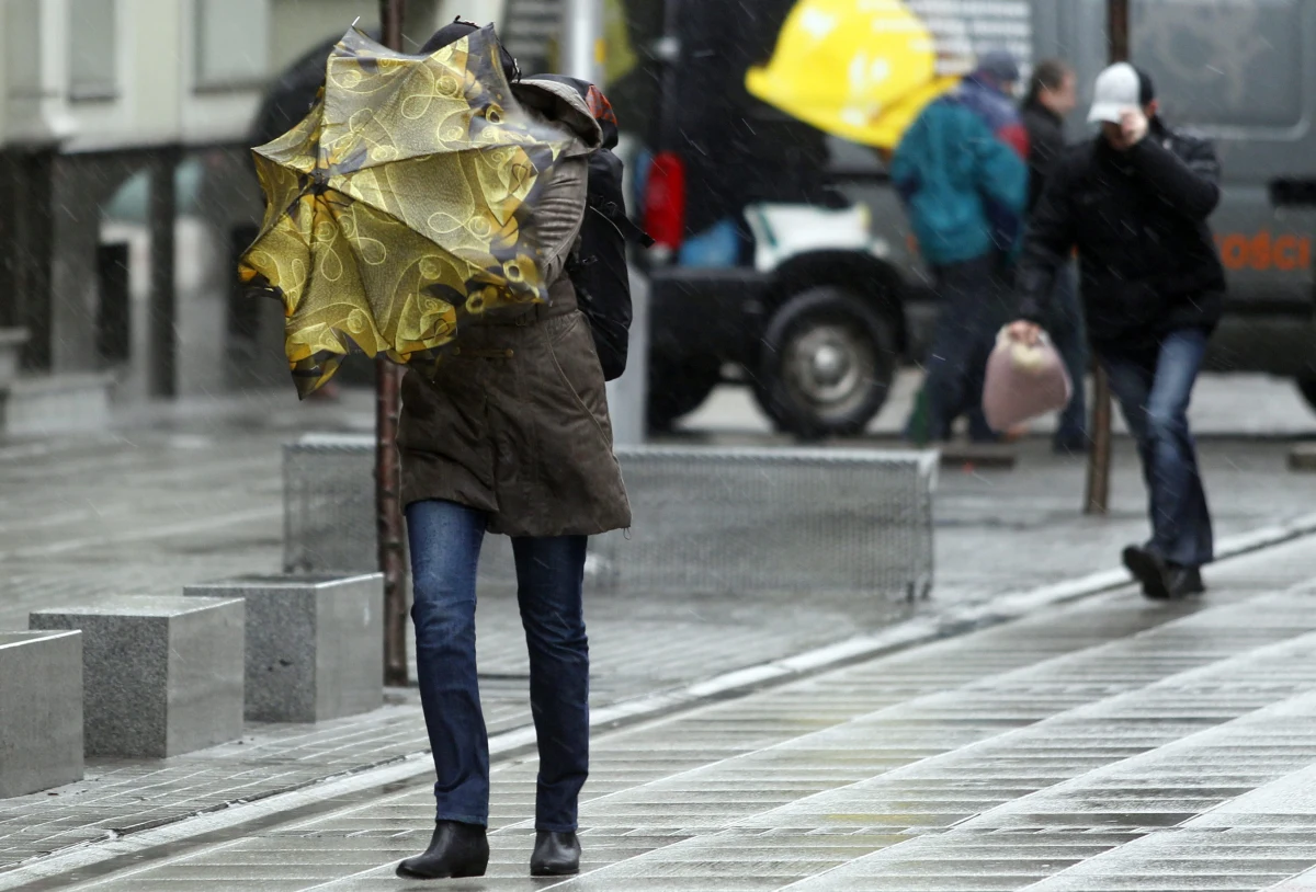 Uwaga! Dziś wieczorem i w nocy bardzo silny wiatr. Unikaj otwartych przestrzeni. Zabezpiecz rzeczy, które może porwać wiatr. Zostań w domu jeśli możesz – SMS-a o takiej treści otrzymali od RCB mieszkańcy dziesięciu województw.