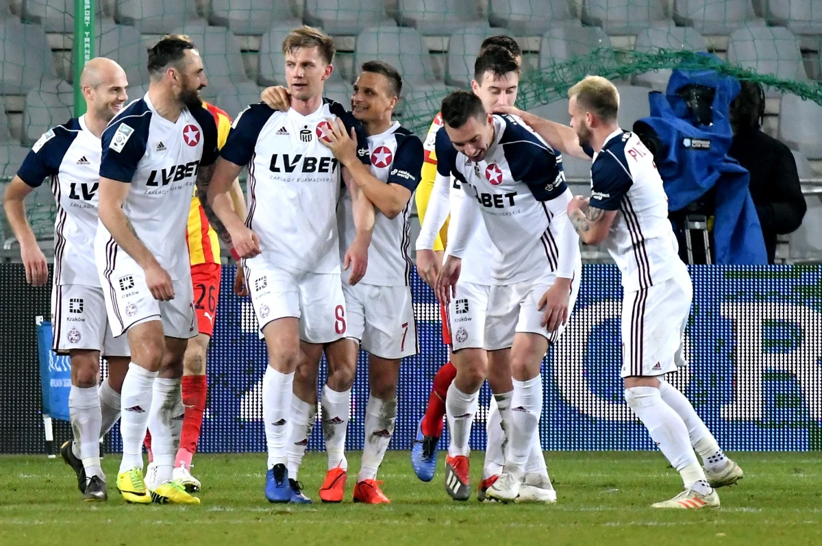 Osiem bramek oglądali kibice w sobotnim meczu 25. kolejki piłkarskiej ekstraklasy, w którym Wisła Kraków wygrała na wyjeździe z Koroną Kielce 6:2.